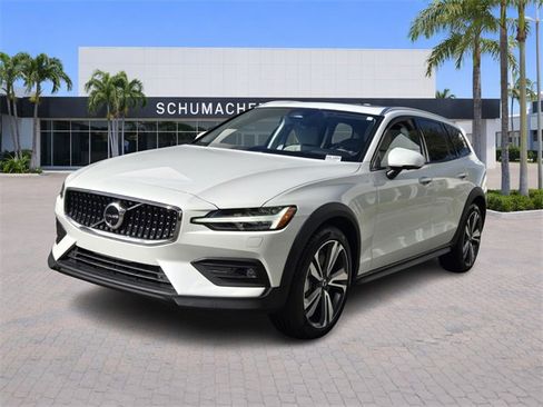 Certified 2025 Volvo V60 B5 Cross Country Plus image 3