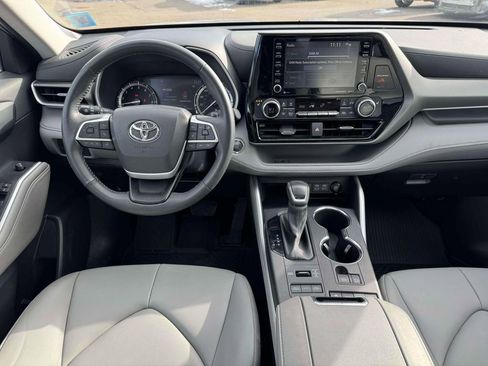 Used 2022 Toyota Highlander XLE image 17