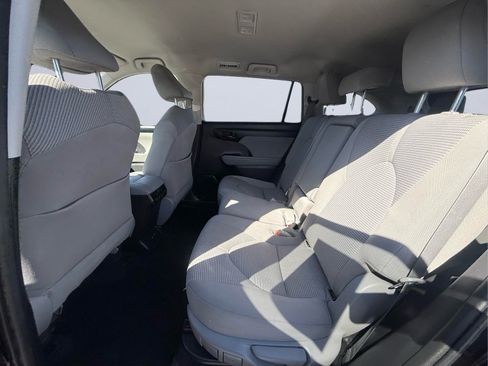 Used 2022 Toyota Highlander LE AWD/4WD image 17
