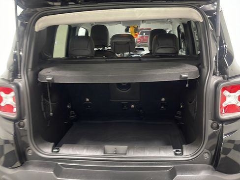 Used 2019 Jeep Renegade Limited w/ UConnect 8.4 Nav Group AWD/4WD image 17