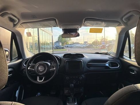 Used 2018 Jeep Renegade Latitude w/ Cold Weather Group AWD/4WD image 12