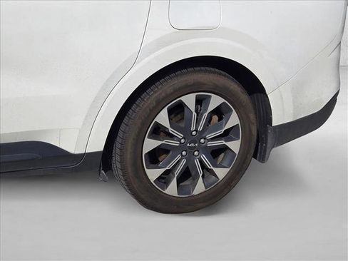 Used 2024 Kia Carnival EX image 19