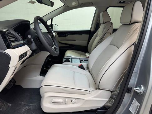 New 2026 Honda Odyssey Touring image 11