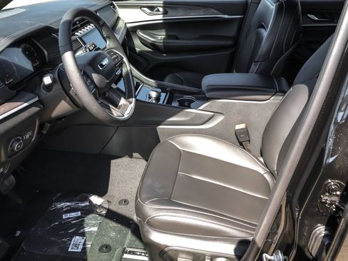 New 2025 Jeep Grand Cherokee L Limited w/ Black Appearance Package image 5