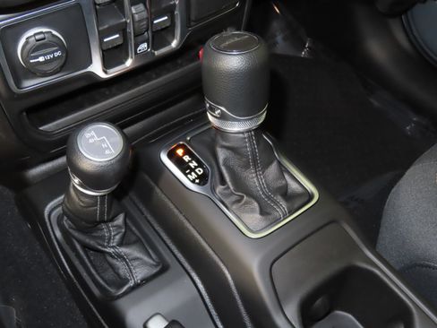 Used 2025 Jeep Gladiator Sport image 29