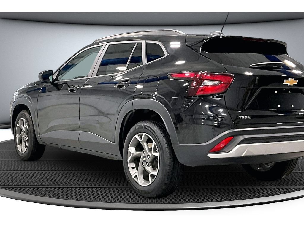 Used 2025 Chevrolet Trax LT FWD image 18