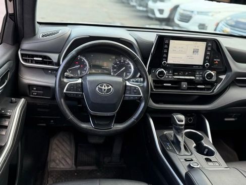 Used 2022 Toyota Highlander XSE image 4