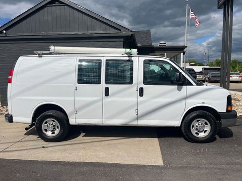 Used 2014 Chevrolet Express 2500 RWD image 2