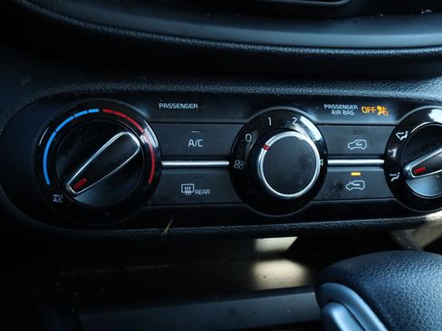 Used 2022 Kia Soul LX image 9