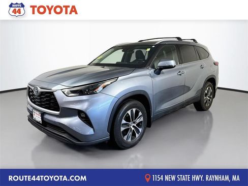 Used 2022 Toyota Highlander XLE AWD/4WD image 1