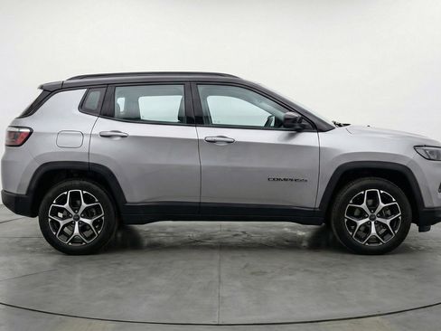 Used 2025 Jeep Compass Limited image 11