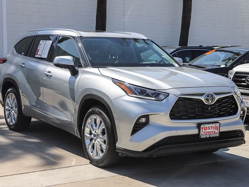 Used 2023 Toyota Highlander Limited FWD image 3