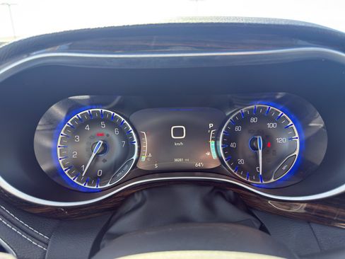 Used 2024 Chrysler Pacifica Limited image 23