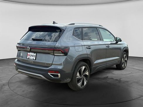Used 2025 Volkswagen Taos SE AWD/4WD image 9