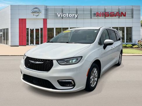 Used 2023 Chrysler Pacifica Touring-L FWD image 7