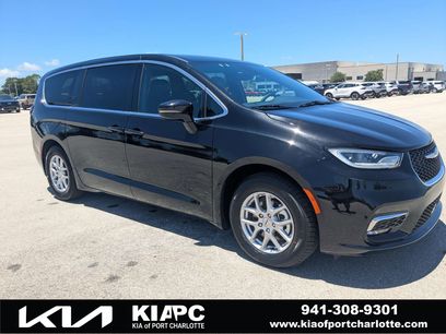 Used 2025 Chrysler Pacifica Select