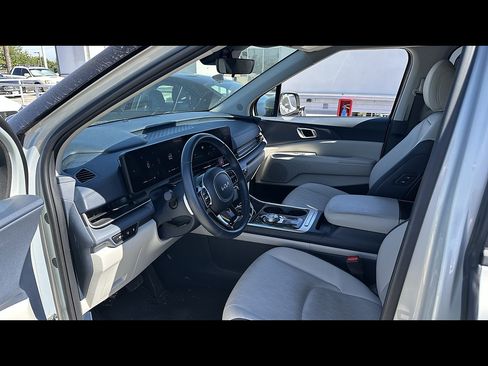 Used 2025 Kia Carnival EX FWD image 5