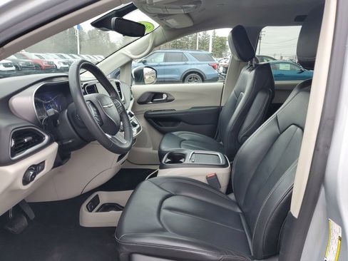 Used 2023 Chrysler Pacifica Touring-L FWD image 8