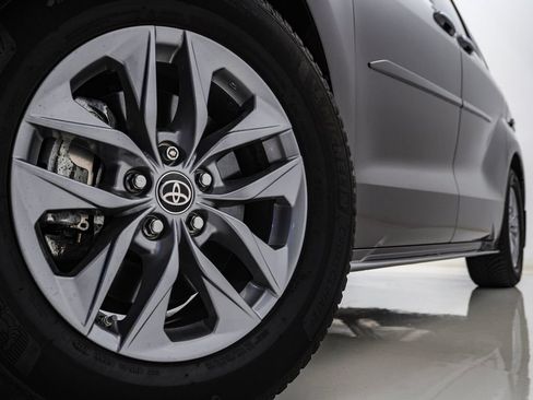 Used 2022 Toyota Sienna XLE w/ Protection Package (TMS) AWD/4WD image 5