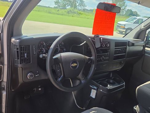 Used 2008 Chevrolet Express 1500 Passenger w/ LT Preferred Equipment Group RWD image 16