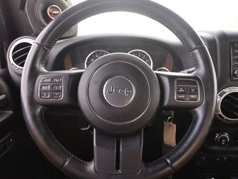 Used 2016 Jeep Wrangler Rubicon w/ Power Convenience Group AWD/4WD image 9