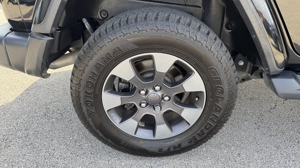 Used 2018 Jeep Wrangler Unlimited Sahara AWD/4WD image 13