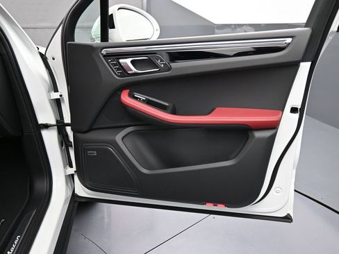 Certified 2025 Porsche Macan image 29