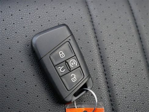 Certified 2023 Volkswagen Tiguan SE image 35