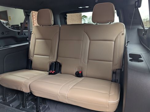 Used 2023 Chevrolet Suburban Premier image 18