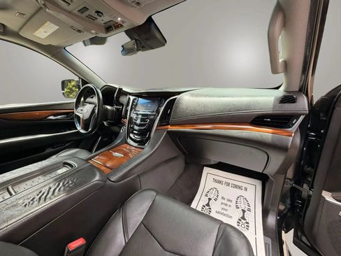 Used 2017 Cadillac Escalade ESV Premium Luxury RWD image 21