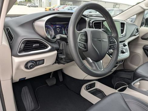Used 2024 Chrysler Pacifica Touring-L FWD image 2