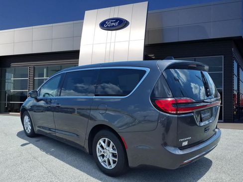 Used 2023 Chrysler Pacifica Touring-L FWD image 3