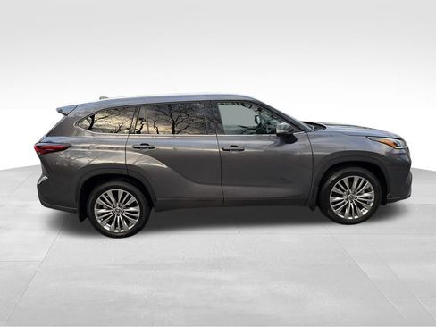 Used 2024 Toyota Highlander Platinum image 7