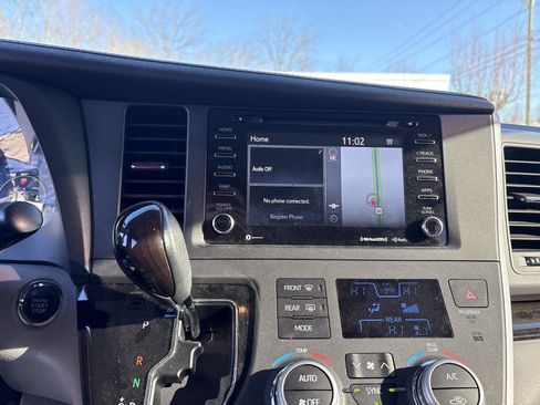 Used 2020 Toyota Sienna XLE image 17