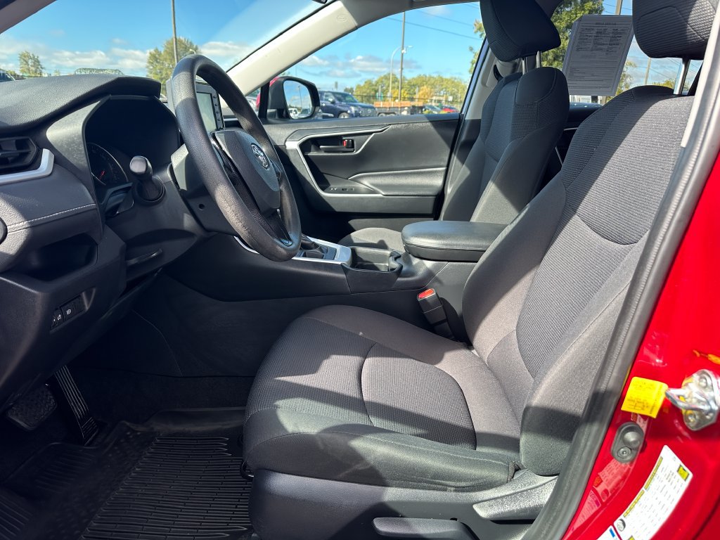 Used 2021 Toyota RAV4 LE AWD/4WD image 13