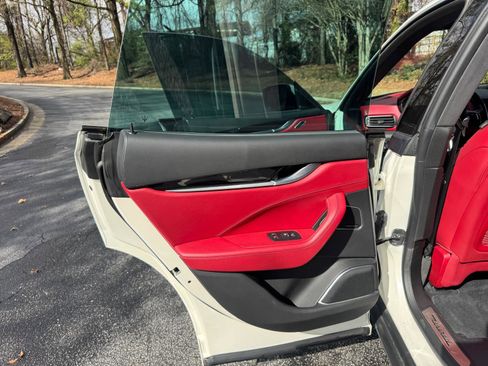 Used 2018 Maserati Levante GranLusso image 24