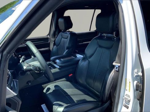 Used 2022 Jeep Wagoneer Series II AWD/4WD image 15