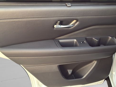 Used 2025 Nissan Pathfinder SL FWD image 21