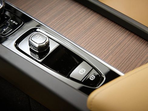 Certified 2023 Volvo XC60 T8 Ultimate w/ Climate Package image 18