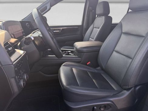 Used 2025 Chevrolet Suburban Z71 AWD/4WD image 9