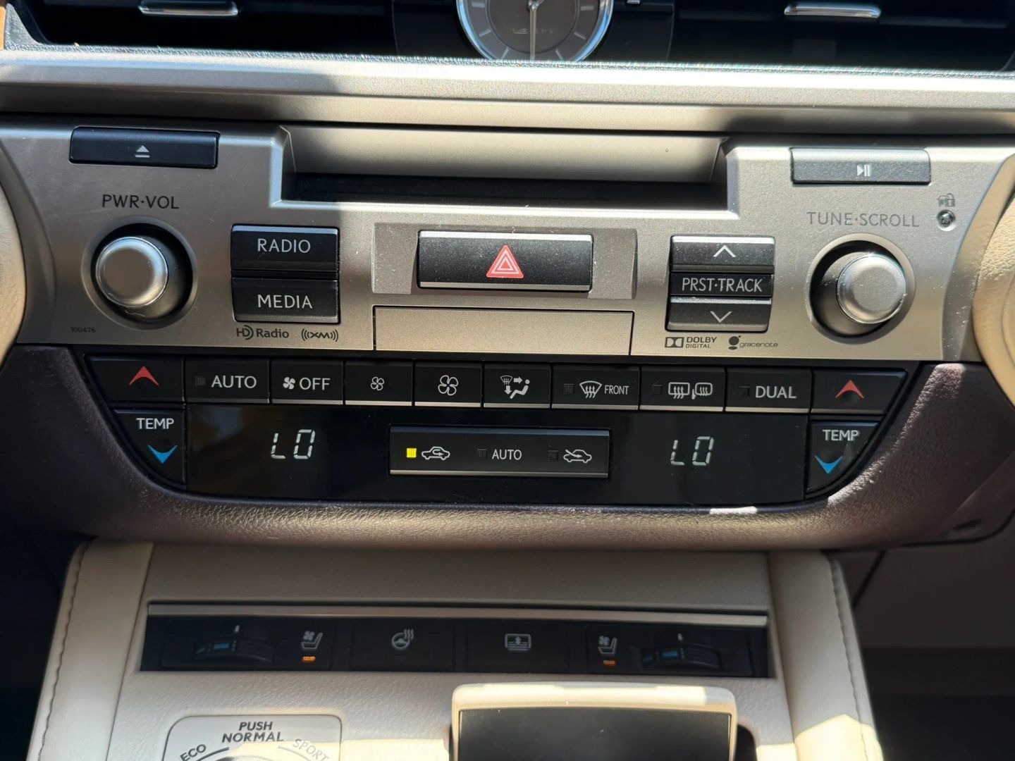 Used 2016 Lexus ES 300h w/ Luxury Package w/Wood Trim FWD image 27
