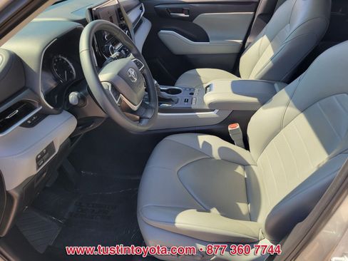 Used 2023 Toyota Highlander XLE AWD/4WD image 10