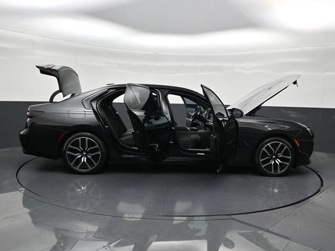 Used 2025 BMW 740i xDrive AWD/4WD image 33