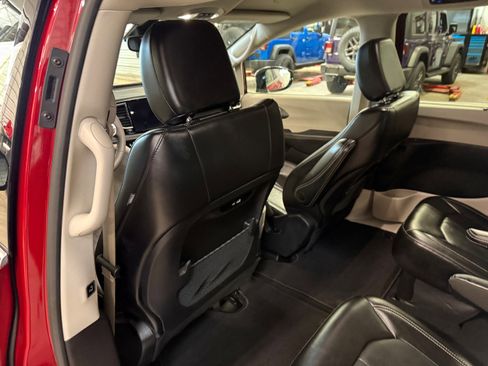 Certified 2024 Chrysler Pacifica Touring-L AWD/4WD image 27