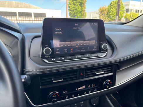 Used 2025 Nissan Rogue SV FWD image 17