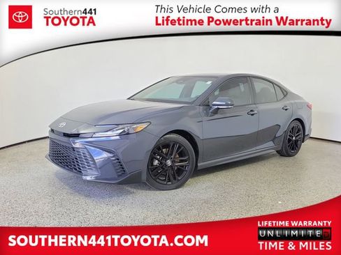 Used 2025 Toyota Camry SE FWD image 1