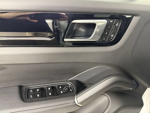 Certified 2023 Porsche Cayenne Platinum Edition AWD/4WD image 34