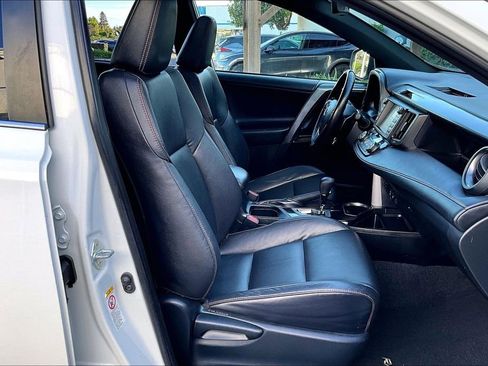 Used 2018 Toyota RAV4 SE w/ Advanced Technology Package image 29