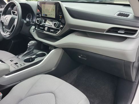 Used 2023 Toyota Highlander L image 17