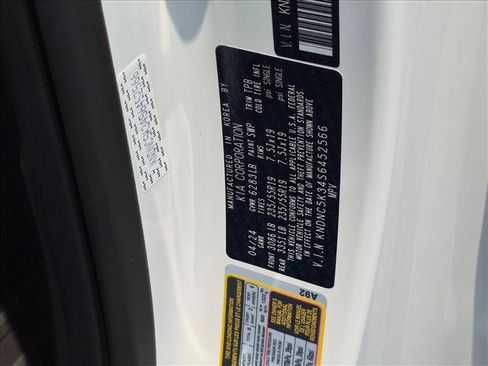 Used 2025 Kia Carnival EX FWD image 25